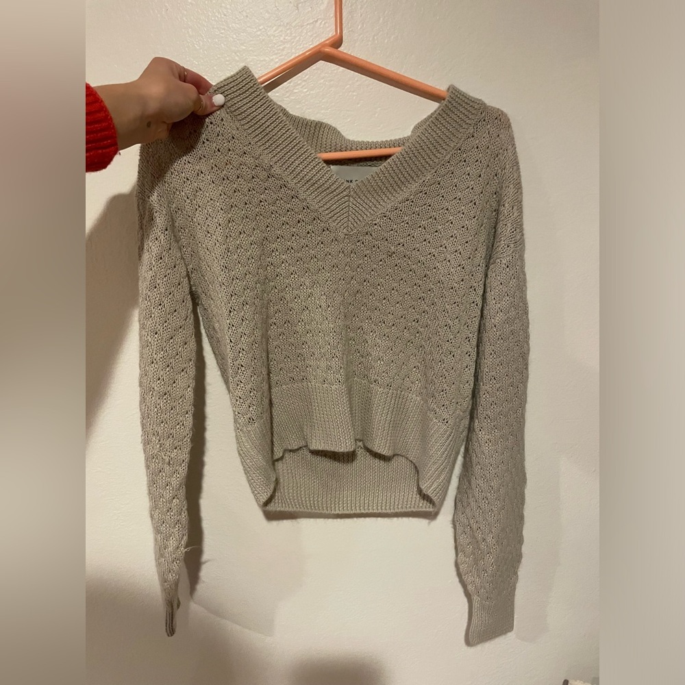 Cute and cozy cream/gray sweater 🍨🩶
Size: small